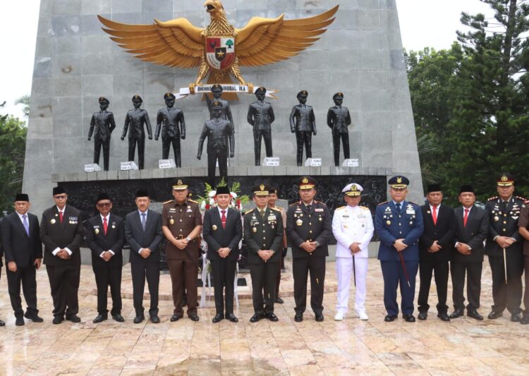 Kapolres Simalungun,  AKBP Choky Sentosa Meliala,  S.I.K.,  S.H,  M.H, ikuti upacara peringatan Hari Kesakitan Pancasila, di Tugu Letda Sudjono Bandar Betsy, pada Selasa (01/10/2024), sekitar pukul 10.30 WIB.