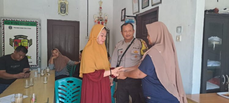 Bhabinkamtibmas Polsek Bosar Maligas, Aipda J.S. Butar Butar, bersama Babinsa Koramil 07/BM, Serda J. Saragih, berhasil mediasi perselisihan warga, di Kantor Pangulu Nagori Siringan - ringan, Kecamatan Ujung Padang, Kabupaten Simalungun, pada Sabtu (26/10/2024) pagi lalu, sekitar pukul 09.30 WIB.