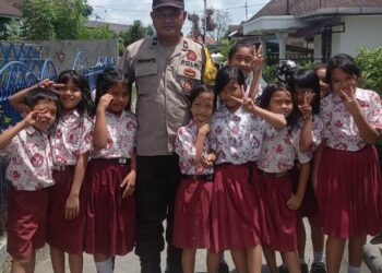 Bhabinkamtibmas  Kelurahan Tong Marimbun Polsek Siantar Marihat, Aiptu Isdianto, menyampaikan ajakan kedisiplinan kepada siswa-siswa di SDN 121243, Jln Bahkora Pematangsiantar, Kamis (03/10/2024).