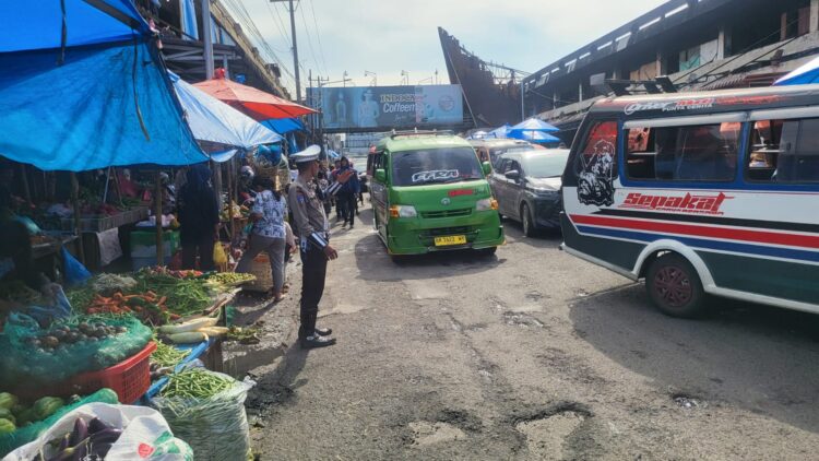 Personil Polres Pematangsiantar intensifkan pengaturan lalulintas agar tetap lancar di kawasan jalan Merdeka Siantar, pasca terbakarnya Gedung 4 Pasar Horas.