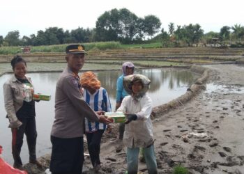 Kabag SDM Polres Simalungun, Kompol Gandhi, S.H,  menunjukkan kepedulian terhadap masyarakat dengan menggelar kegiatan Jumat Berkah, di Jalan Besar Tiga Dolok, pada Jumat (25/10/2024), sekitar pukul 11.30 WIB.