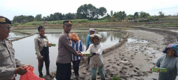 Kabag SDM Polres Simalungun, Kompol Gandhi, S.H,  menunjukkan kepedulian terhadap masyarakat dengan menggelar kegiatan Jumat Berkah, di Jalan Besar Tiga Dolok, pada Jumat (25/10/2024), sekitar pukul 11.30 WIB.