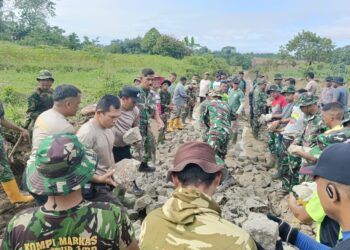 Personil Polres Pematangsiantar ikut sukseskan pelaksanaan kegiatan TMMD Ke - 122 Tahun 2024, di Jl. Rindung RT/RW 001/002, Desa Suka Mulia, Kelurahan Tanjung Pinggir, Kecamatan Siantar Martoba, Kota Pematangsiantar.