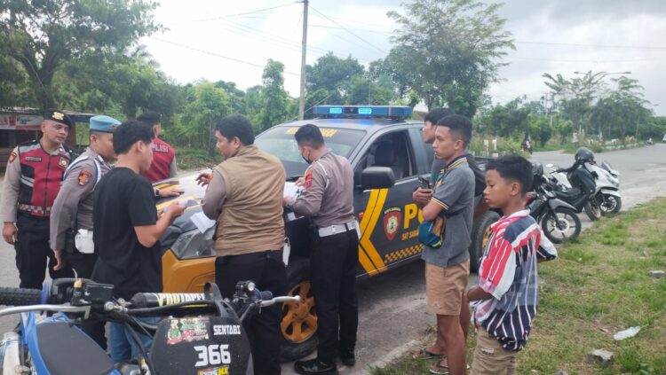 Polres Pematangsiantar mengamankan 4 unit sepedamotor yang diduga hendak balap liar, di Terminal Tanjung Pinggir, Kecamatan Siantar Martoba, Kota Pematangsiantar, pada Minggu (06/10/2024), pukul 15.00 WIB.