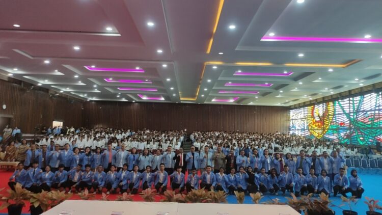 Foto bersama disela kegiatan Pengenalan Kehidupan Kampus Bagi Mahasiswa Baru (PKKMB).