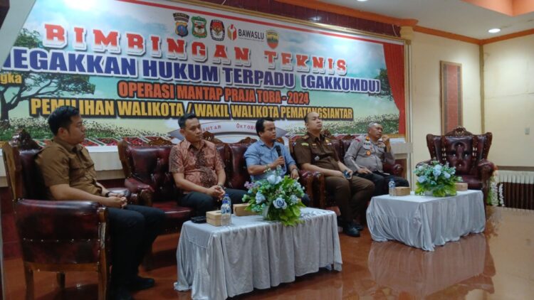 Wakapolres Pematangsiantar, AKBP Ahmad Wahyudi saat ikuti Bimbingan Teknis (Bimtek) Penegakan Hukum Terpadu (Gakkumdu) Pemilihan Walikota/Wakil Walikota Pematangsiantar dalam rangka Operasi Mantap Praja Toba Tahun 2024.