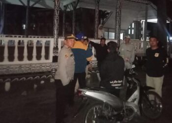 Polsek Parapat menggelar Blue Light Patrol (BLP), pada Selasa malam (29/10/2024), mulai sekitar pukul 21.30 WIB.