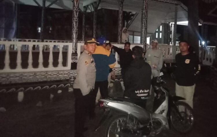 Polsek Parapat menggelar Blue Light Patrol (BLP), pada Selasa malam (29/10/2024), mulai sekitar pukul 21.30 WIB.