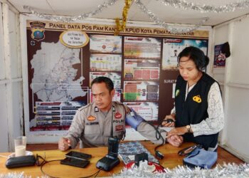 Subsatgas Dokkes Polres Pematangsiantar melakukan cek kesehatan personel yang terlibat dalam Operasi Mantap Brata Toba 2024, bertempat di Kantor KPU dan Kantor Panwas Kota Pematangsiantar, pada Rabu (23/10/2024), mulai Pukul 09.00 WIB.