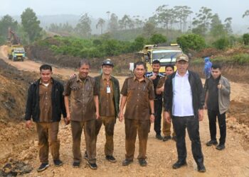 Bupati Humbahas, Dosmar Banjarnahor, S.E, bersama Kadis PUTR, Renward Henry Marpaung, Kadis Pertanian dan Ketahanan Pangan, Junter Marbun, Plt Kadis Perhubungan, Rommel Silaban, Kadis Kominfo, Batara Franz Siregar dan lainnya, meninjau kembali progres pembangunan jalan Penanganan Long Segment Sp.Sibatubatu-Sibatubatu-Parsingguran, Kecamatan Pollung, Selasa (8/10/2024).