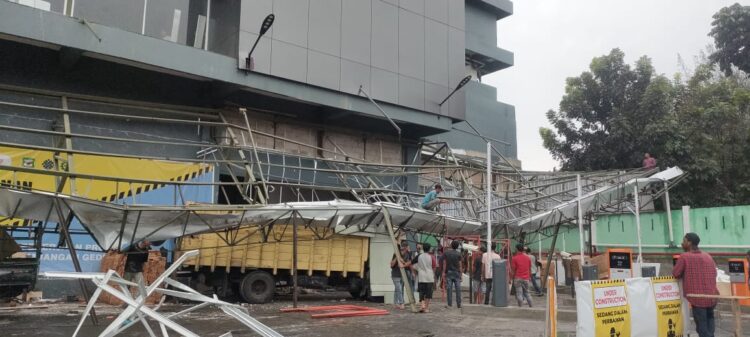 Kapolsek Sianțar Timur, IPTU Edy J.J Manalu, SH, MH, bersama personil piket melakukan cek rubuhnya teratak kanopi Suzuya Merdeka Mall, pada Selasa (29/10/2024) sore lalu, pukul 15.00 WIB.