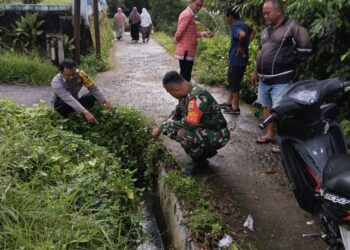 Personil Polseķ Sianțar Martoba respon laporan masyarakat dengan turun mengecek Tempat Kejadian Perkara (TKP) penemuan mayat, di Jalan Kenanga II Ujung, Kelurahan Bukit Sofa, Kecamatan Siantar Sitalasari, Kota Pematangsiantar, pada Rabu (9/10/2024), pukul 22.00 WIB.