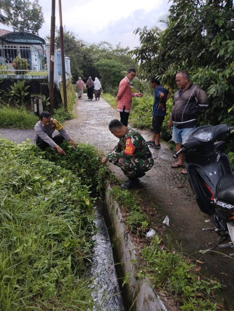 Personil Polseķ Sianțar Martoba respon laporan masyarakat dengan turun mengecek Tempat Kejadian Perkara (TKP) penemuan mayat, di Jalan Kenanga II Ujung, Kelurahan Bukit Sofa, Kecamatan Siantar Sitalasari, Kota Pematangsiantar, pada Rabu (9/10/2024), pukul 22.00 WIB.