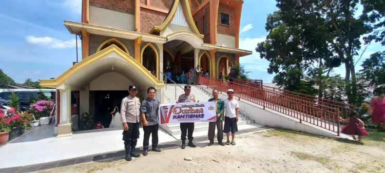 Jajaran Polres Pematangsiantar laksanakan cooling system, lewat Minggu Kasih Curhat Kamtibmas untuk menyampaikan pesan - pesan Kamtibmas dan menampung curhat warga, di Gereja - gereja Kota Pematang siantar, pada Minggu (27/10/2024).