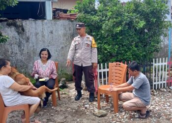 Bhabinkamtibmas Kelurahan Kebun Sayur, Bripka Manoa Sitanggang, melakukan pendampingan pelaksanaan vaksinasi rabies hewan peliharaan warga, di Jl. Sawi, Kelurahan Kebun Sayur, Kecamatan Siantar Timur, Kota Pematangsiantar, pada Jumat (4/10/2024) siang, pukul : 11.00 WIB.