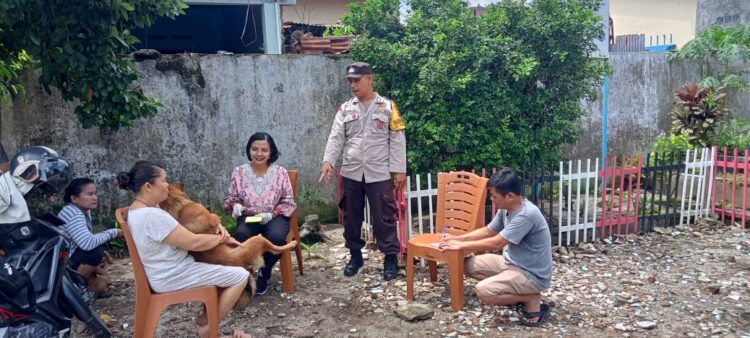 Bhabinkamtibmas Kelurahan Kebun Sayur, Bripka Manoa Sitanggang, melakukan pendampingan pelaksanaan vaksinasi rabies hewan peliharaan warga, di Jl. Sawi, Kelurahan Kebun Sayur, Kecamatan Siantar Timur, Kota Pematangsiantar, pada Jumat (4/10/2024) siang, pukul : 11.00 WIB.