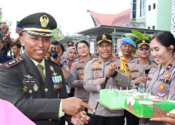 Kapolres Pematangsiantar, AKBP Yogen Heroes Baruno, S.H, S.I.K, memberikan surprise kepada Dandim 0207/Simalungun, Letkol Inf.Slamet Faojan, M.Han, di Makodim 0207/Simalungun Pamatang Raya, Sabtu (05/10/2024).