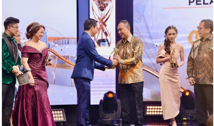 Polri raih Penghargaan Kementerian dan Lembaga Negara Award 2024 dengan Pelayanan dan Komunikasi Terbaik.