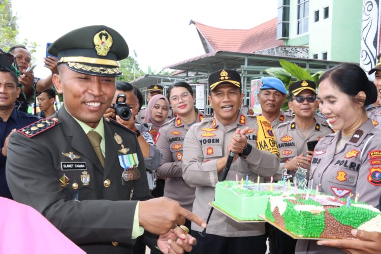 Kapolres Pematangsiantar, AKBP Yogen Heroes Baruno, S.H, S.I.K, memberikan surprise kepada Dandim 0207/Simalungun, Letkol Inf.Slamet Faojan, M.Han, di Makodim 0207/Simalungun Pamatang Raya, Sabtu (05/10/2024).