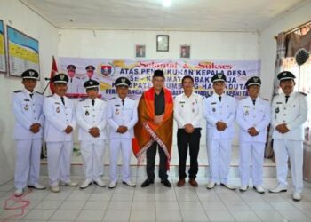 Para Kepala Desa foto bersama Bupati Humbahas, Dosmar Banjarnahor, S.E.