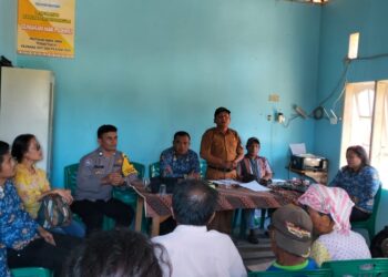 Polsek Dolok Pardamean monitoring penyaluran Bantuan Langsung Tunai - Dana Desa (BLT-DD) tahap III tahun 2024, di Nagori Bayu, Kecamatan Dolok Pardamean, Kabupaten Simalungun, pada Senin (28/10/2024).