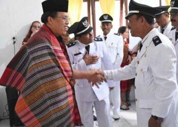 Bupati Humbahas, Dosmar Banjarnahor, S.E, mengukuhkan 9 (sembilan) Kepala Desa se-Kecamatan Sijamapolang, bertempat di Aula Kantor Camat Sijamapolang, Kamis (3/10/2024).