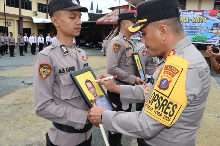 Kapolres Pematangsiantar, AKBP Yogen Heroes Baruno, SH, SIK, pimpin upacara Pemberhentian Dengan Tidak Hormat (PTDH) dua personil Polres Pematangsiantar, Aiptu Eddy Syahputra Tarigan dan Bripka Iwan Syafrizal, pada Selasa (15/10/2024) pagi, pukul : 08.00 WIB, di lapangan apel Poles Pematangsiantar.