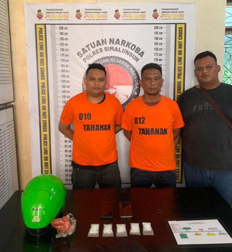 Foto kedua pelaku memakai baju tahanan dan barang bukti yang dimankan Polsek Perdagangan.