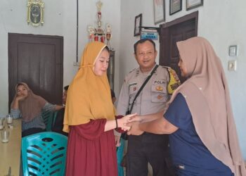 Bhabinkamtibmas Polsek Bosar Maligas, Aipda J.S. Butar Butar, bersama Babinsa Koramil 07/BM, Serda J. Saragih, berhasil mediasi perselisihan warga, di Kantor Pangulu Nagori Siringan - ringan, Kecamatan Ujung Padang, Kabupaten Simalungun, pada Sabtu (26/10/2024) pagi lalu, sekitar pukul 09.30 WIB.