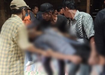 Personel Polsek Sidamanik – evakuasi korban gantung, di Nagori Jorlang Huluan, Kecamatan Pematang Sidamanik, Kabupaten Simalungun, pada Kamis (17/10/2024) siang lalu.