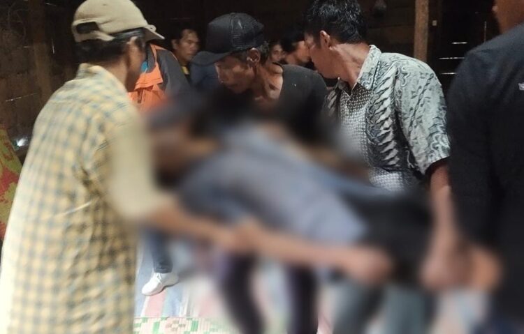 Personel Polsek Sidamanik – evakuasi korban gantung, di Nagori Jorlang Huluan, Kecamatan Pematang Sidamanik, Kabupaten Simalungun, pada Kamis (17/10/2024) siang lalu.