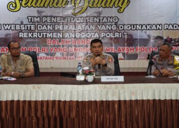 Wakapolres Pematangsiantar, AKBP Ahmad Wahyudi, sambut kunjungan kerja (Kunker) Tim Pelaksanaan Penelitian Evaluasi Website dan Peralatan Rekrutmen Anggota Polri, bertempat di Aula Widya Satya Brata Polres Pematangsiantar, pada Selasa (1/10/2024), pukul : 10.00 WIB.