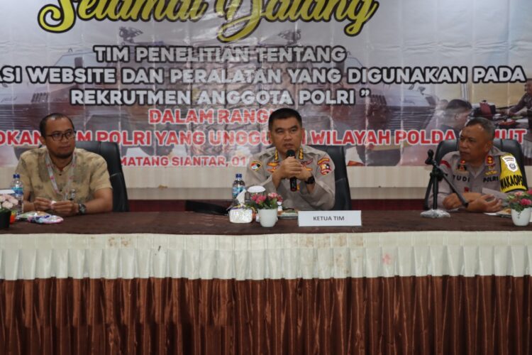 Wakapolres Pematangsiantar, AKBP Ahmad Wahyudi, sambut kunjungan kerja (Kunker) Tim Pelaksanaan Penelitian Evaluasi Website dan Peralatan Rekrutmen Anggota Polri, bertempat di Aula Widya Satya Brata Polres Pematangsiantar, pada Selasa (1/10/2024), pukul : 10.00 WIB.