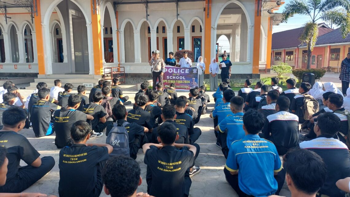 -  Sat Lantas Polres Simalungun melaksanakan "Police Goes to School", di Sekolah Menengah Kejuruan (SMK) UISU, Jalan Sangnawaluh, Kabupaten Simalungun, pada Rabu (23/10/2024), sekitar pukul 07.30 WIB.