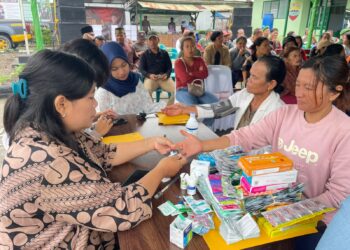 Warga Kecamatan Purba juga mendapat cek kesehatan gratis yang diadakan di Polsek Purba.