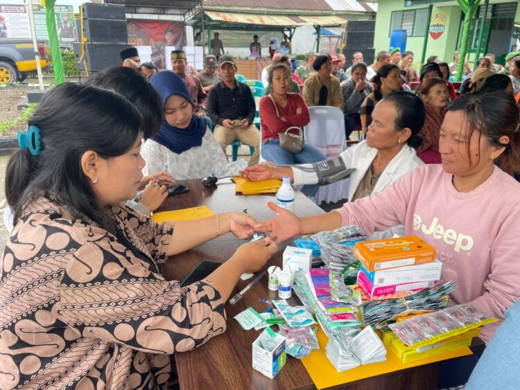 Warga Kecamatan Purba juga mendapat cek kesehatan gratis yang diadakan di Polsek Purba.