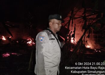 Polsek Tanah Jawa - Polres Simalungun, turun tangan menangani insiden kebakaran yang terjadi pada Minggu malam (6/10/2024) lalu.