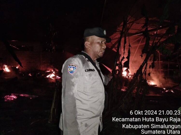 Polsek Tanah Jawa - Polres Simalungun, turun tangan menangani insiden kebakaran yang terjadi pada Minggu malam (6/10/2024) lalu.