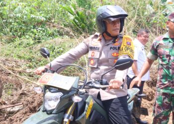 Dengan mengendarai trail, Kapolres Pematangsiantar, AKBP Yogen Heroes Baruno, SH, SIK, hadiri upacara pembukaan TNI Manunggal Membangun Desa (TMMD) Ke- 122 T.A 2024, Rabu (02/10/2024).