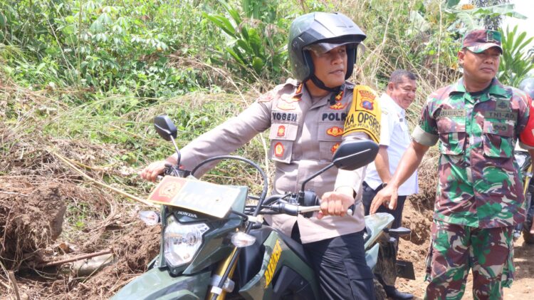 Dengan mengendarai trail, Kapolres Pematangsiantar, AKBP Yogen Heroes Baruno, SH, SIK, hadiri upacara pembukaan TNI Manunggal Membangun Desa (TMMD) Ke- 122 T.A 2024, Rabu (02/10/2024).