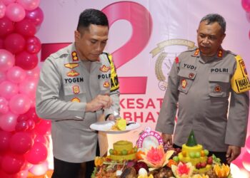 Usai ikuti zoom meeting, Kapolres Pematangsiantar, AKBP Yogen  Heroes Baruno, S.H, S.I.K, bersama Wakapolres, AKBP Ahmad Wahyudi, potong tumpeng di HKGB Ke – 72 Tahun 2024.