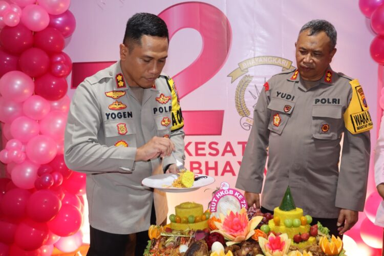 Usai ikuti zoom meeting, Kapolres Pematangsiantar, AKBP Yogen  Heroes Baruno, S.H, S.I.K, bersama Wakapolres, AKBP Ahmad Wahyudi, potong tumpeng di HKGB Ke – 72 Tahun 2024.