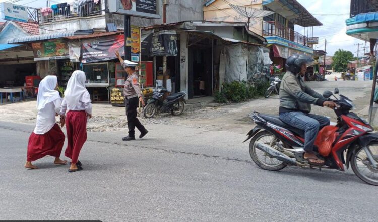 Pada sekitar pukul 12.45 WIB, saat jam pulang sekolah, personel lalu lintas dari Polsek Tanah Jawa melaksanakan kegiatan pengamanan (PAM) dan pengaturan lalu lintas (Gatur Lalin), di Simpang Tangsi, Nagori Balimbingan, Kecamatan Tanah Jawa, Kabupaten Simalungun.