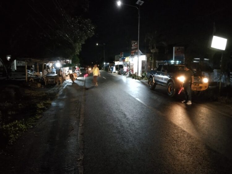 Polsek Tanah Jawa - Polres Simalungun melaksanakan patroli blue light guna mengantisipasi balap liar dan gangguan kamtibmas, pada Sabtu (12/10/2024) malam.