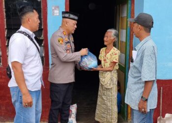 Kapolsek Perdagangan, AKP. Ibrahim Sopi, S.H, menggelar kegiatan Jumat Barokah, di Lingkungan II, Kelurahan Perdagangan III, Kecamatan Bandar, Kabupaten Simalungun, Jumat (25/10/2024), pukul 11.00 WIB.