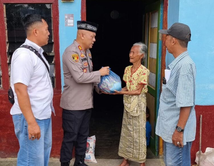 Kapolsek Perdagangan, AKP. Ibrahim Sopi, S.H, menggelar kegiatan Jumat Barokah, di Lingkungan II, Kelurahan Perdagangan III, Kecamatan Bandar, Kabupaten Simalungun, Jumat (25/10/2024), pukul 11.00 WIB.