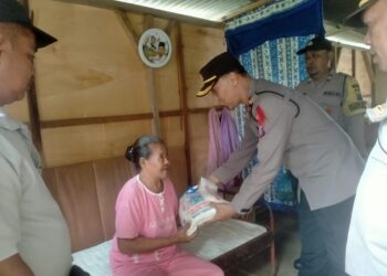 Polsek Tanah Jawa menggelar program Minggu Kasih, pada Minggu (13/10/2024).