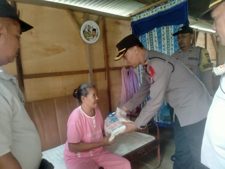 Polsek Tanah Jawa menggelar program Minggu Kasih, pada Minggu (13/10/2024).