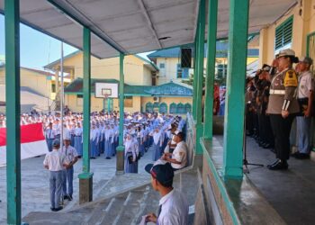 Kasat Lantas, AKP Gabriellah A. Gultom, SIK, MH, melaksanakan “Police Go To School” dan jadi pembina upacara bendera, di SMK, SMA, dan SMP Taman Siswa, Jalan Kartini No.18, Kecamatan Siantar Barat, Kota Pematangsiantar, pada Senin (21/10/2024) pagi tadi, sekitar pukul 07.30 WIB.