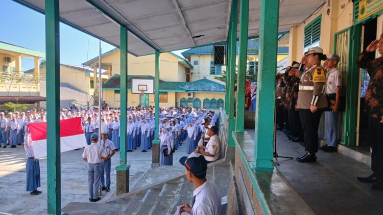 Kasat Lantas, AKP Gabriellah A. Gultom, SIK, MH, melaksanakan “Police Go To School” dan jadi pembina upacara bendera, di SMK, SMA, dan SMP Taman Siswa, Jalan Kartini No.18, Kecamatan Siantar Barat, Kota Pematangsiantar, pada Senin (21/10/2024) pagi tadi, sekitar pukul 07.30 WIB.